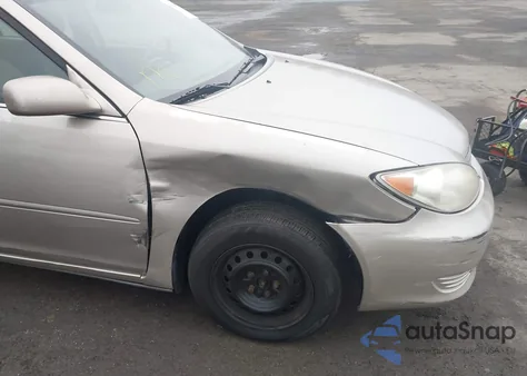 2005 Toyota Camry Le z USA, uszkodzony, nr VIN 4T1BE30K55U077777